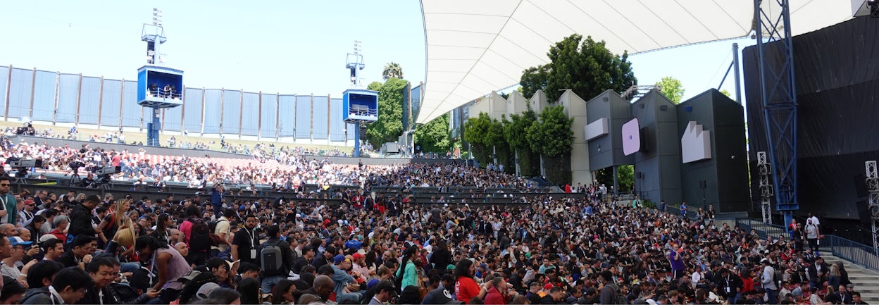Crowd in front of the Shoreline Amphitheatre.