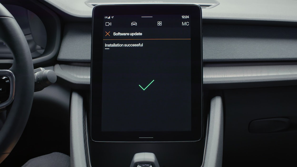 In-car display showing an green checkbox for installation success.