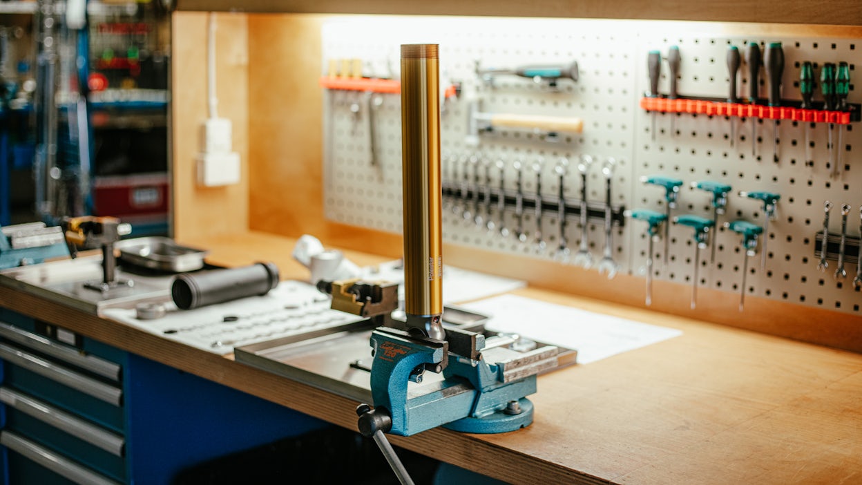 The Öhlins damper of Polestar 2 in a workshop.