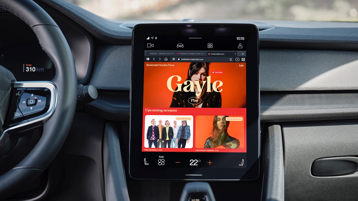 De centrale display van Polestar 2 met enkele optredende muzikanten.