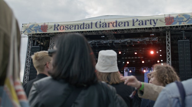 A crowd in front of a stage at Rosendal Garden Party.