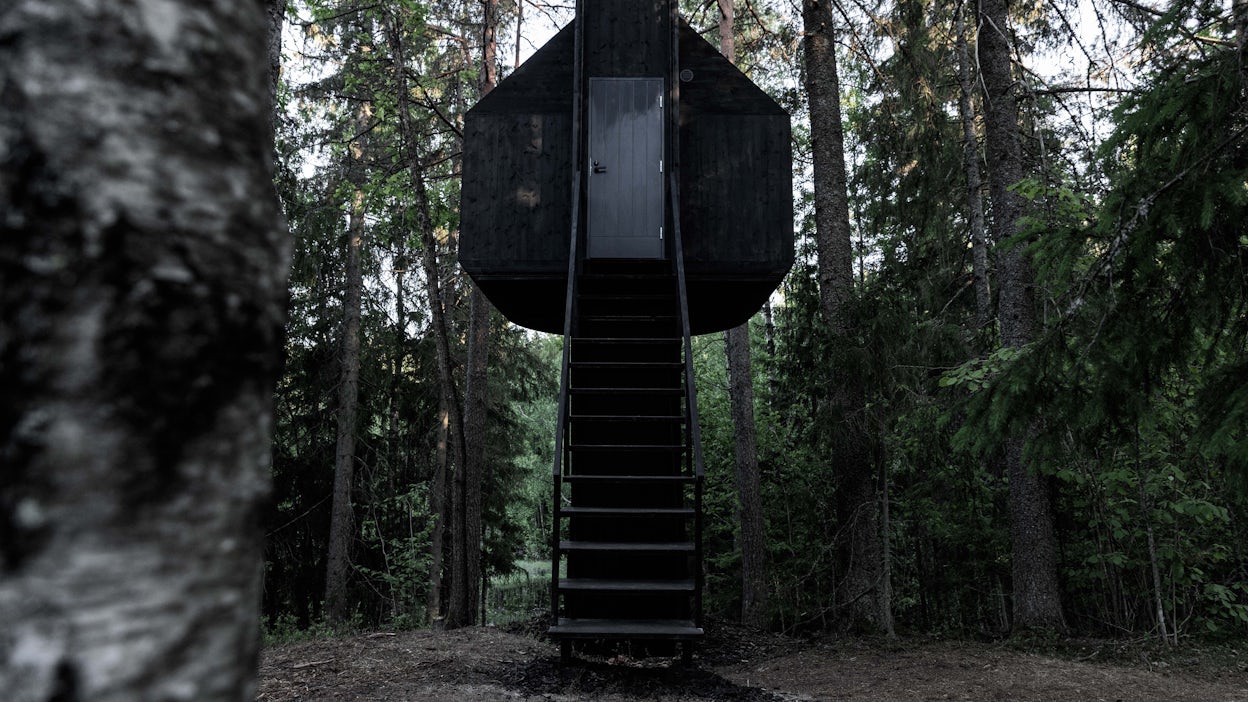 L'extérieur d'une cabane noire 