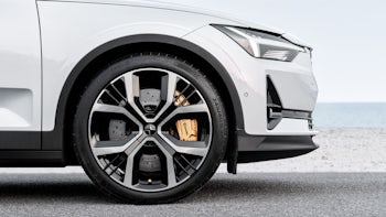 The front wheel and headlight of Polestar 2, from the side.