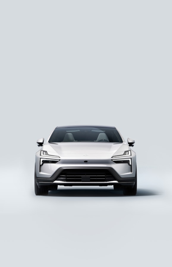 Front of Snow-coloured Polestar 4