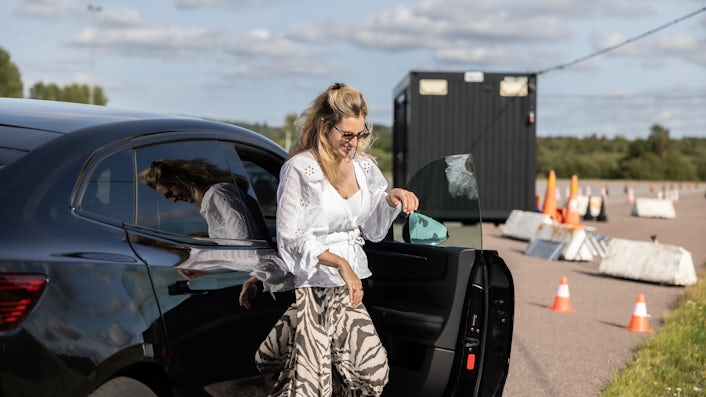 Hannah exciting the Polestar 4