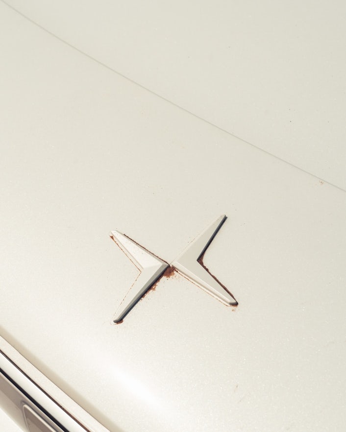 Close-up of Polestar logo on the front of Polestar 3.