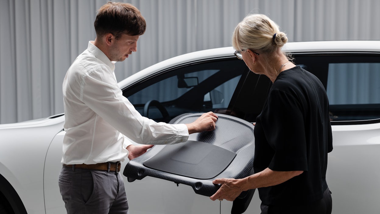 Ross Kelk and Maria Uggla with looking at the Polestar 3 seat.