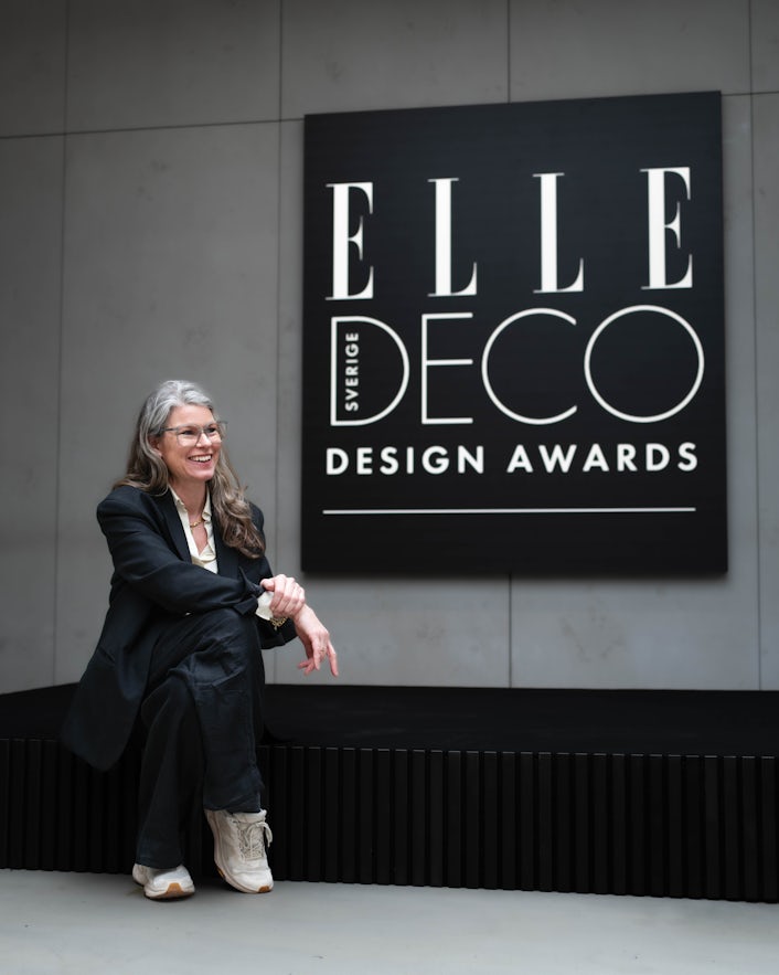 Emma Olbers infront of ELLE Deco Design awards sign.