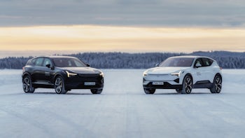 Two front facing Polestar 3 in Space and Snow exterior colours.