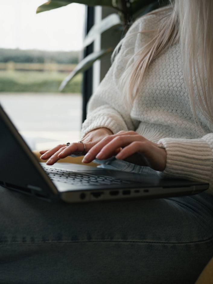 A close up of Bethany typing on a computer