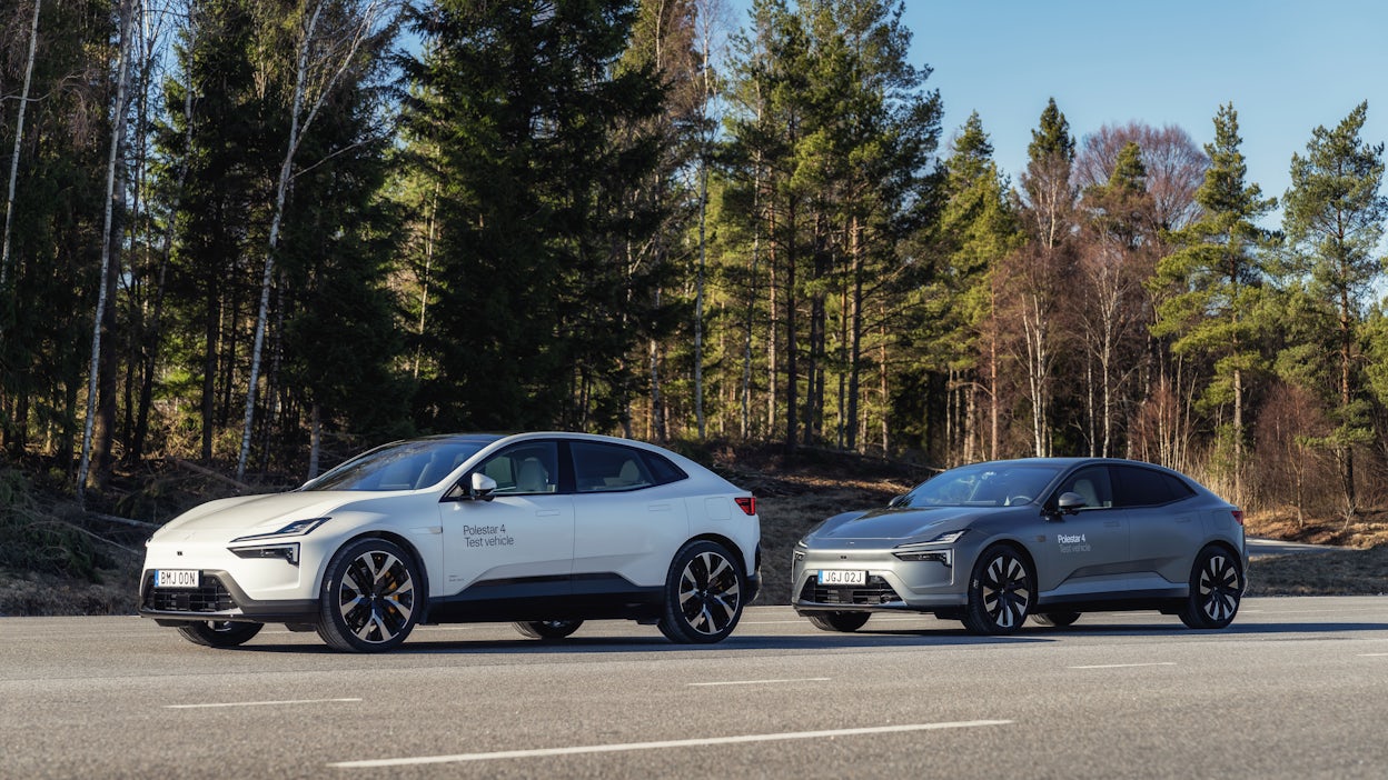 Two stationary Polestar 4's