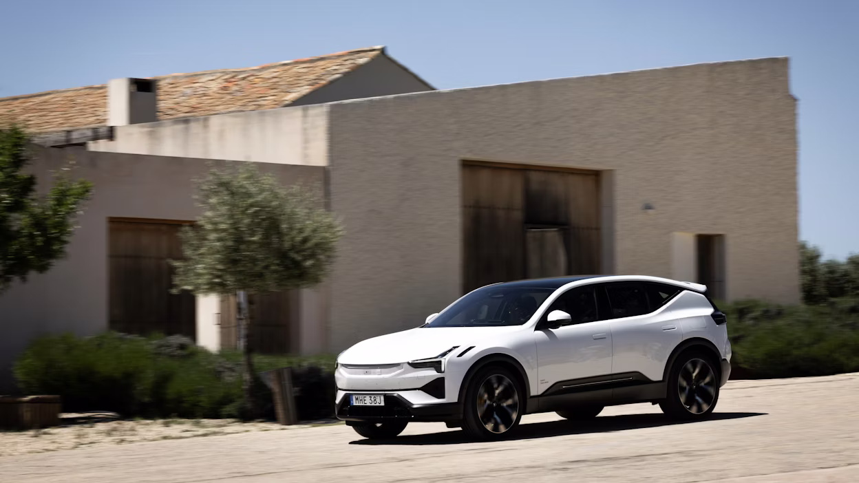 Polestar 3 in exterior colour Snow.