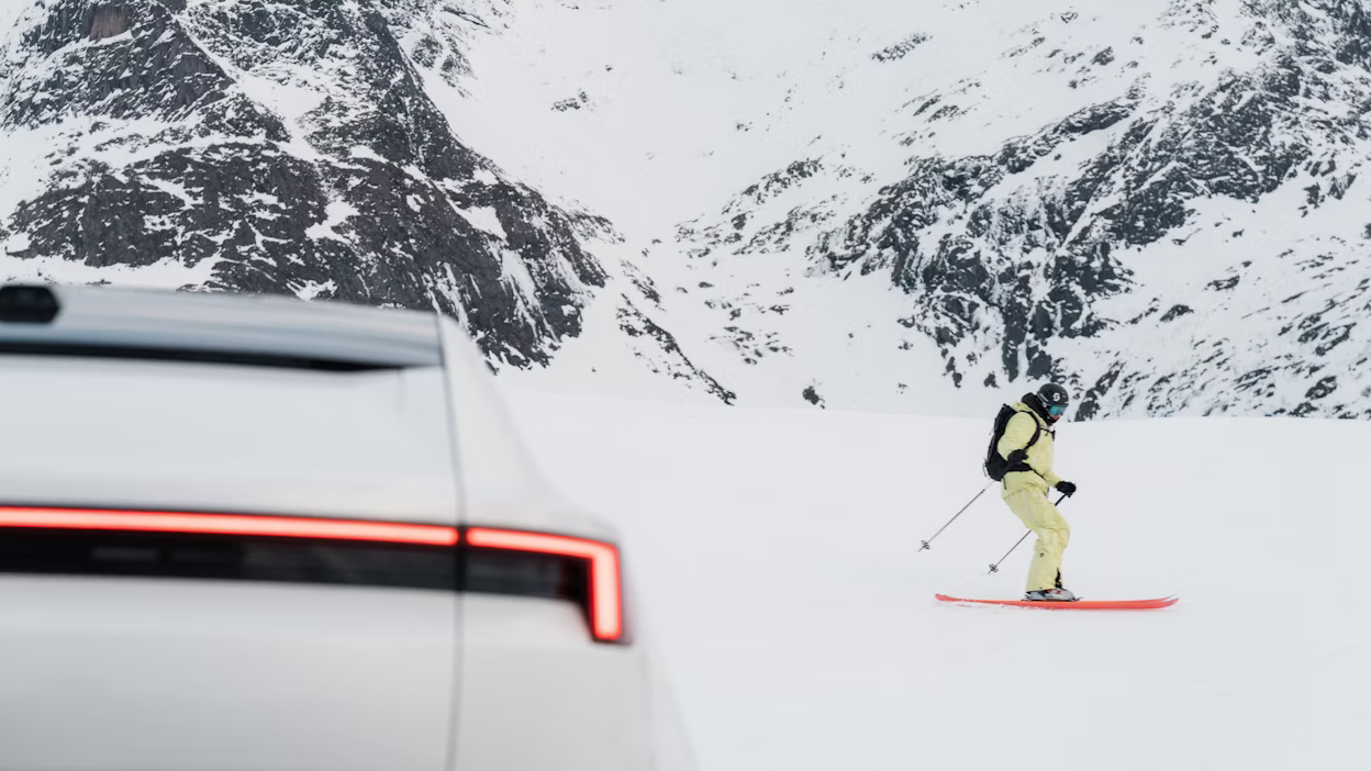 Skier in front of Polestar 4