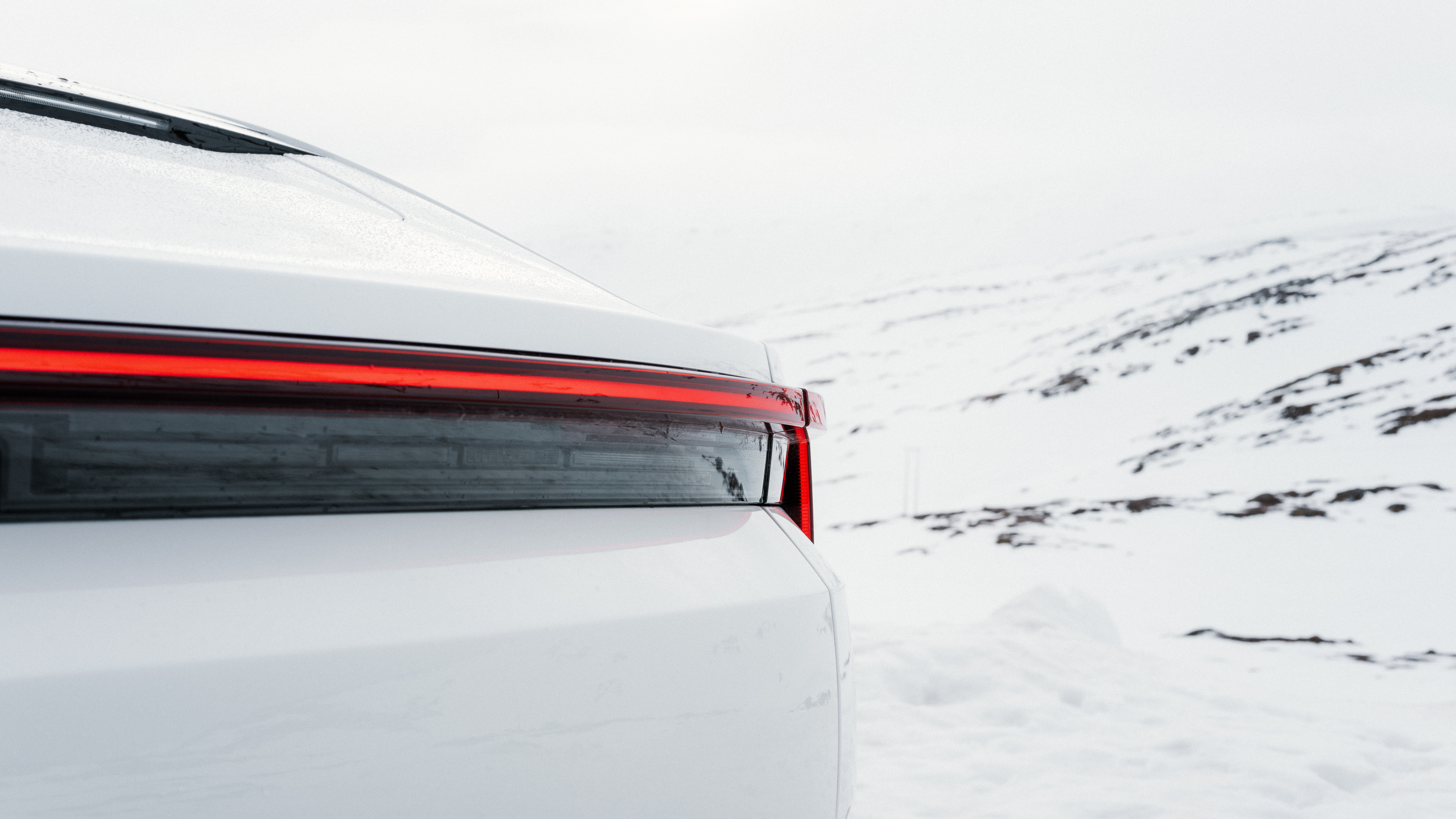 Back of Polestar 4 in front of mountains