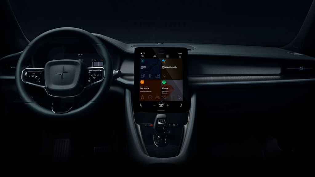 Interieur van een Polestar 2 met stuur links en verlicht infotainmentscherm in het midden met de apps Google Maps, Google Assistent, Telefoon en Spotify