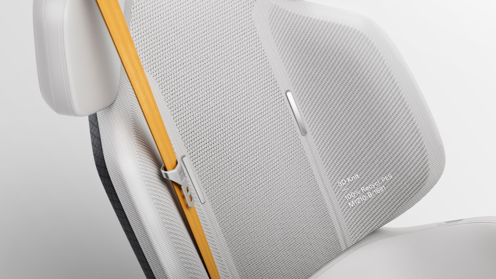 Asiento de coche de color gris claro con cinturón de seguridad dorado, etiquetado, con tejido 3D y fabricado con PES 100 % reciclado