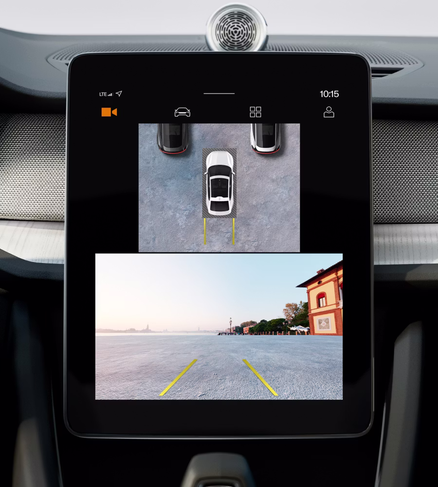 A birds eye view of Polestar 2 in the centre display provided by th 360 degree camera.