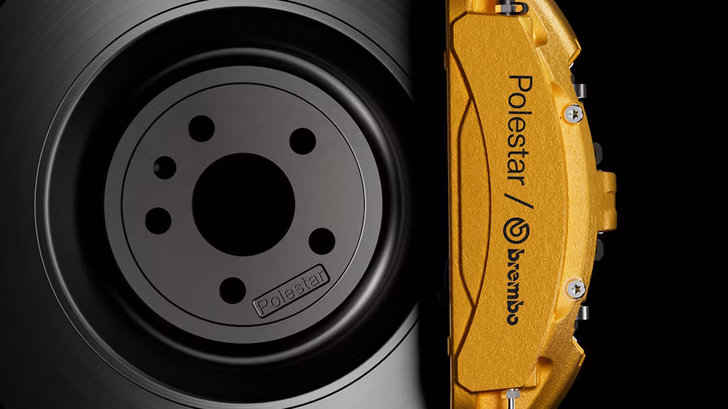 金色制动器,带有极星标志的Akebono制动器