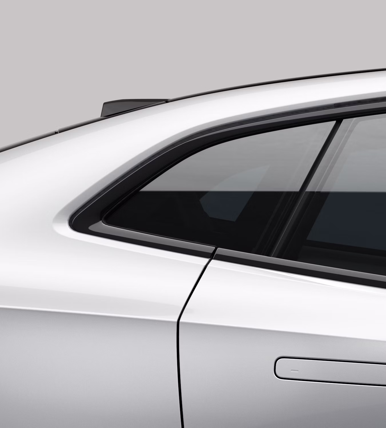 The rear side of Polestar 4 coupé showing quarter glass with flush glazing and flushed door handle.